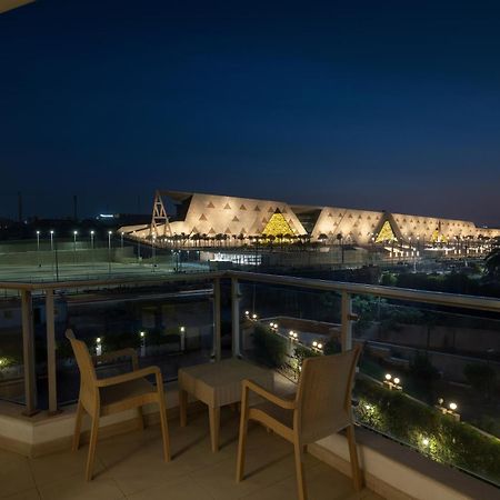 Steigenberger Pyramids Cairo Hotel Al Kawm al Akhdar Buitenkant foto View of the airport from a hotel