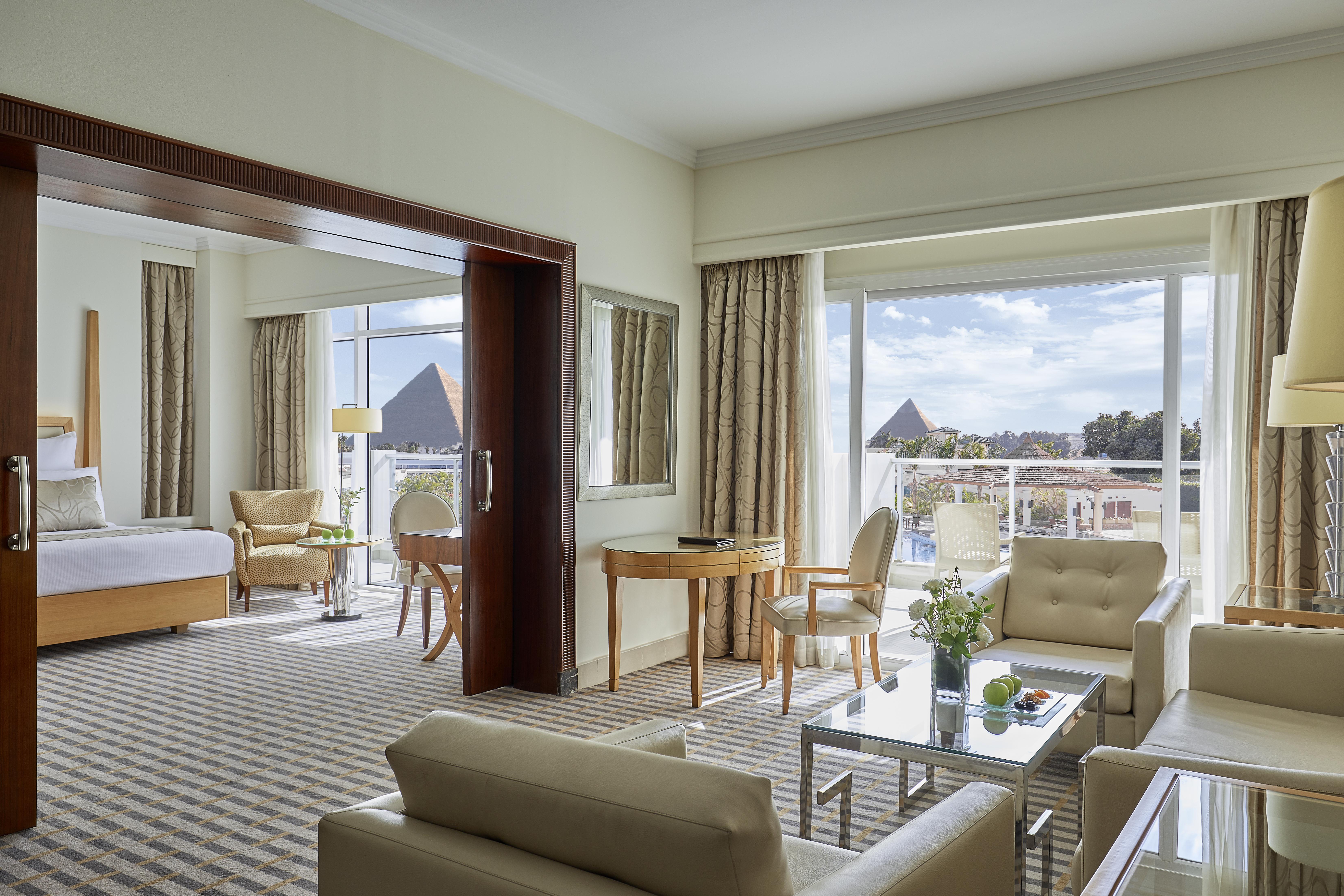 Steigenberger Pyramids Cairo Hotel Al Kawm al Akhdar Buitenkant foto Suite at the Grand Hotel