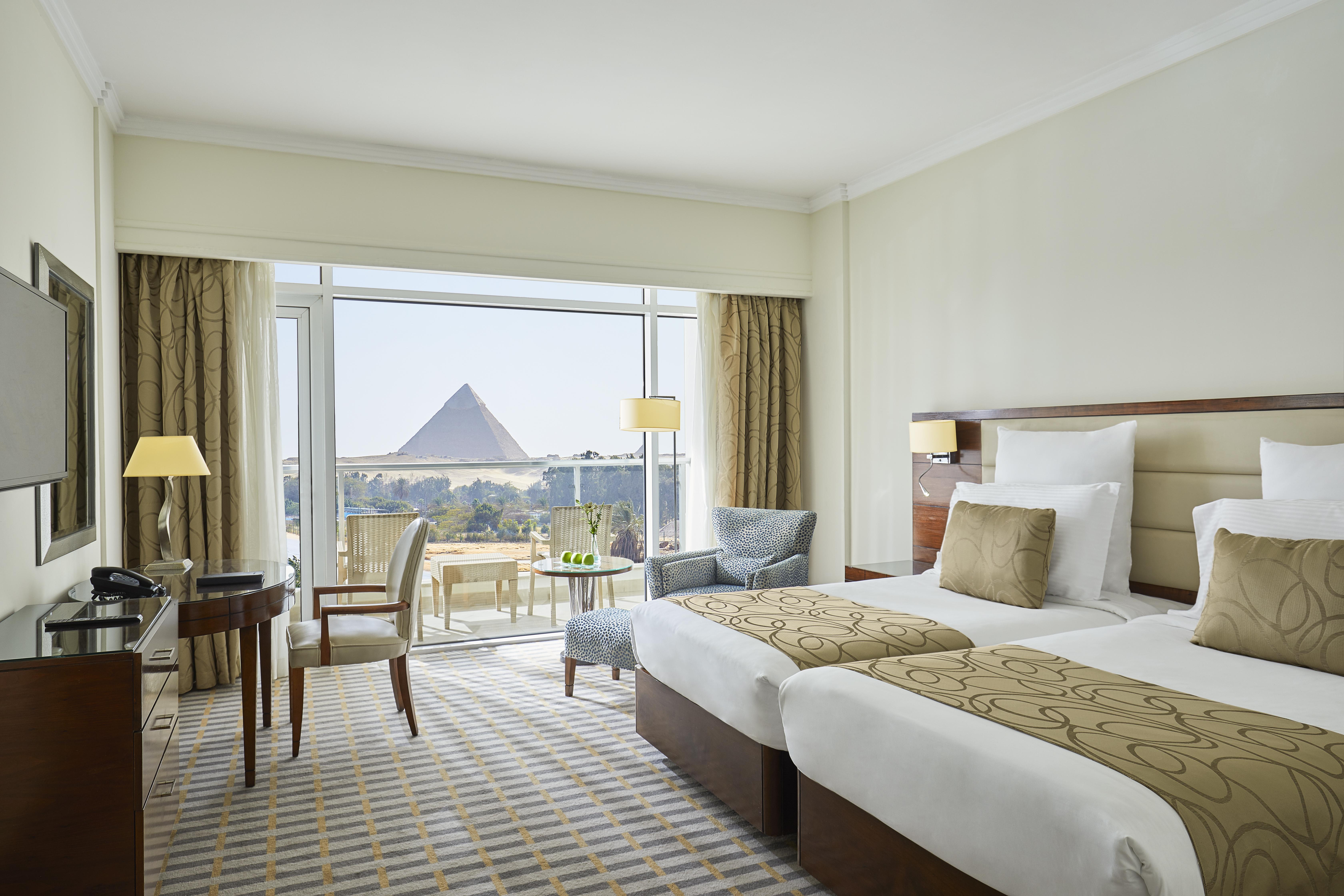 Steigenberger Pyramids Cairo Hotel Al Kawm al Akhdar Buitenkant foto A room at the Grand Pyramids Hotel