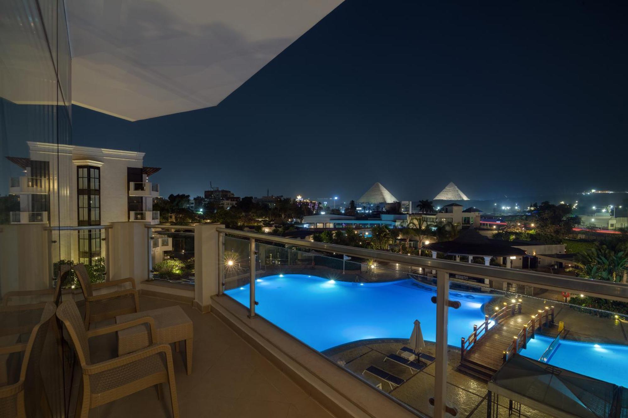 Steigenberger Pyramids Cairo Hotel Al Kawm al Akhdar Buitenkant foto View of the pyramids from the hotel