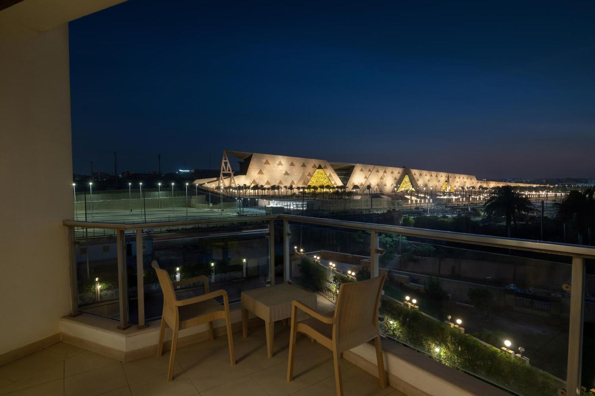 Steigenberger Pyramids Cairo Hotel Al Kawm al Akhdar Buitenkant foto View of the airport from a hotel