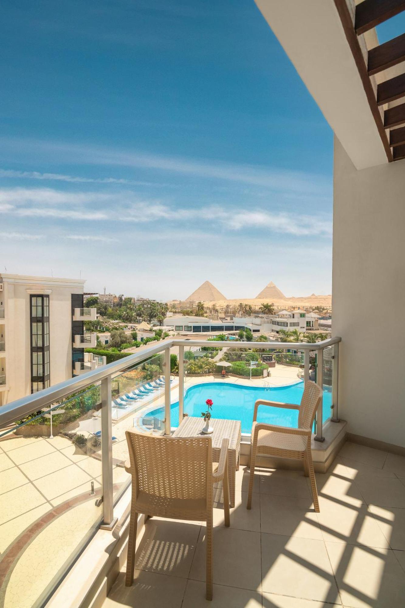 Steigenberger Pyramids Cairo Hotel Al Kawm al Akhdar Buitenkant foto View of the pyramids from the hotel