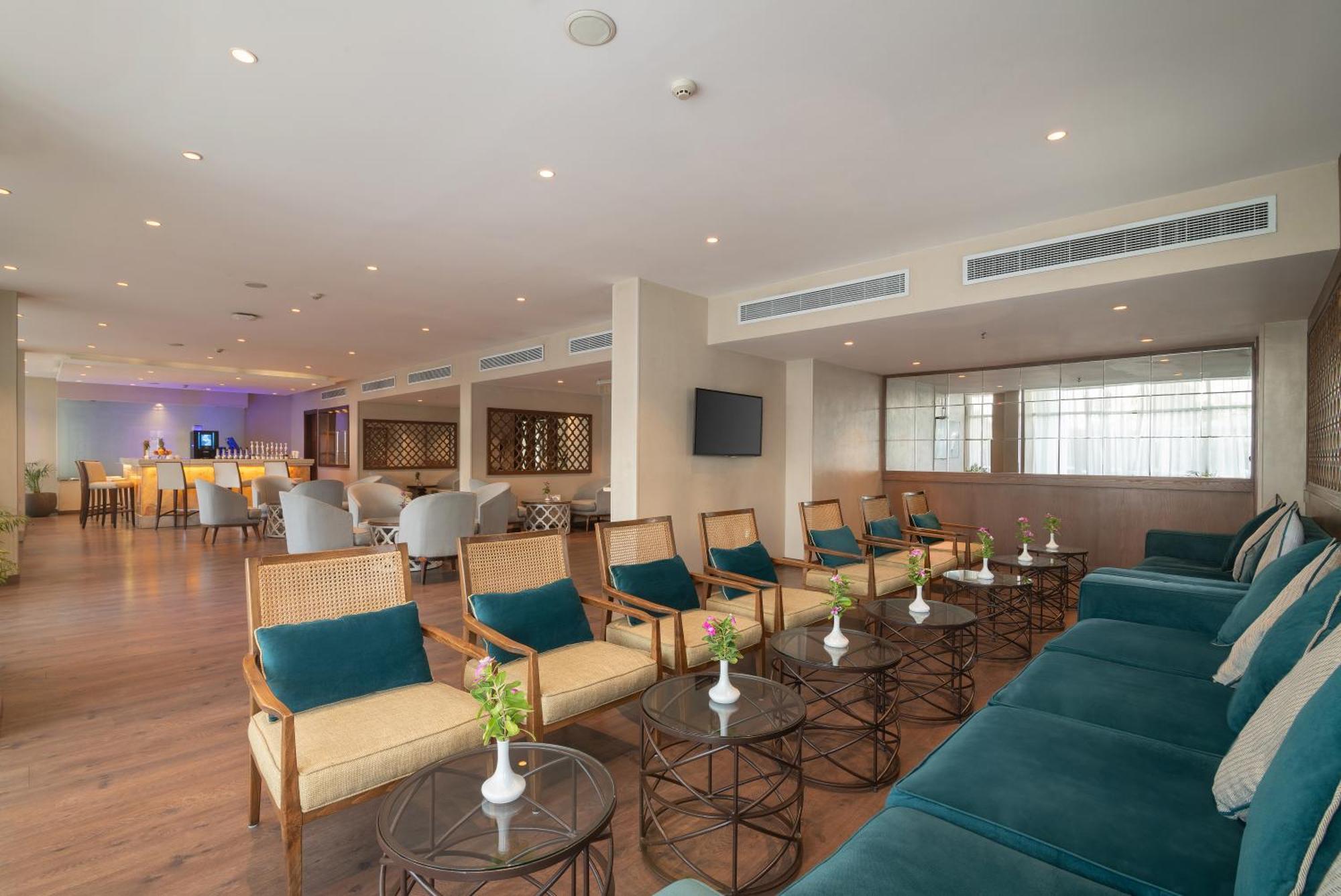 Steigenberger Pyramids Cairo Hotel Al Kawm al Akhdar Buitenkant foto The lounge at Male International Airport