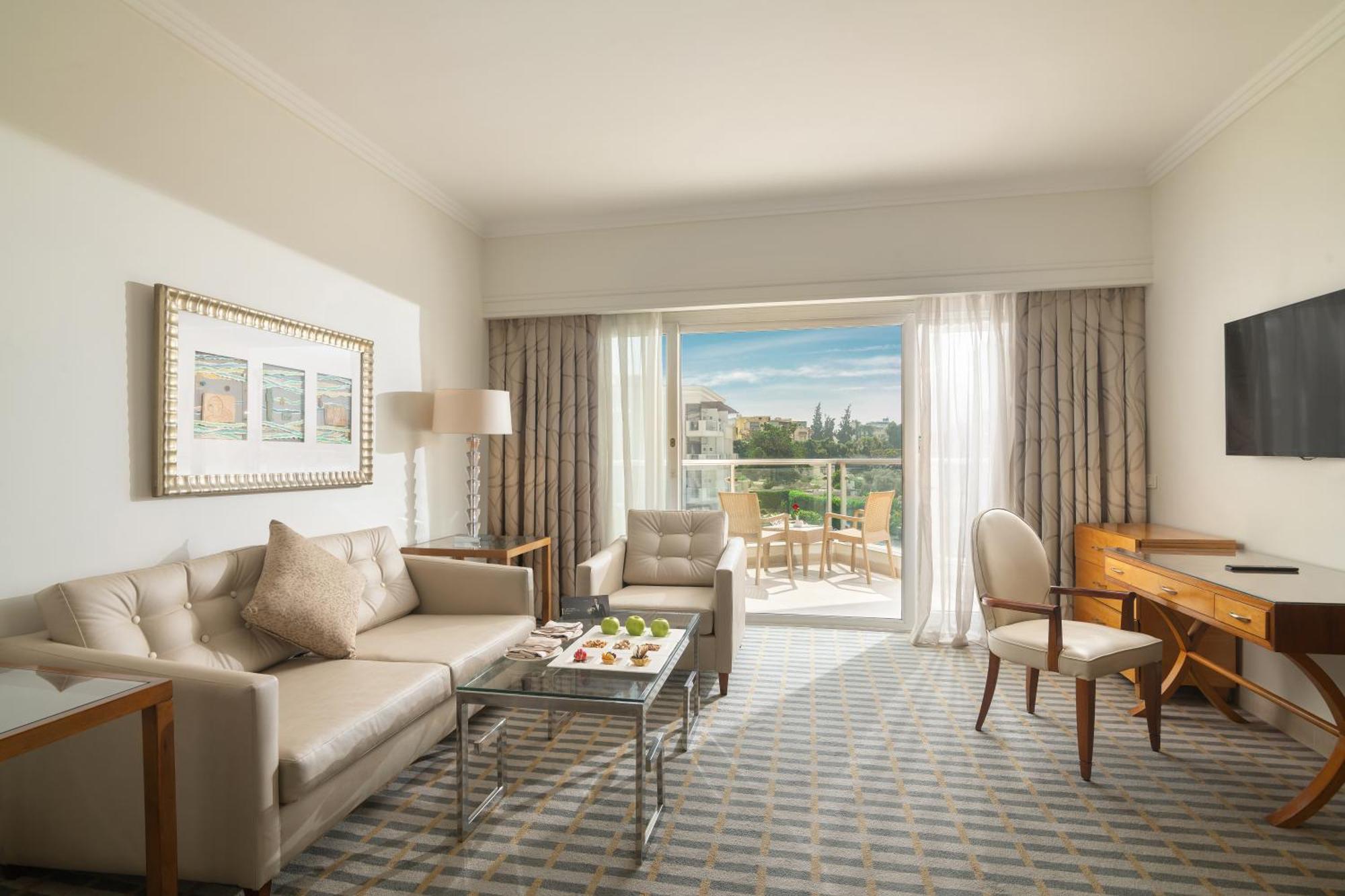 Steigenberger Pyramids Cairo Hotel Al Kawm al Akhdar Buitenkant foto A living room at the Westin Athens
