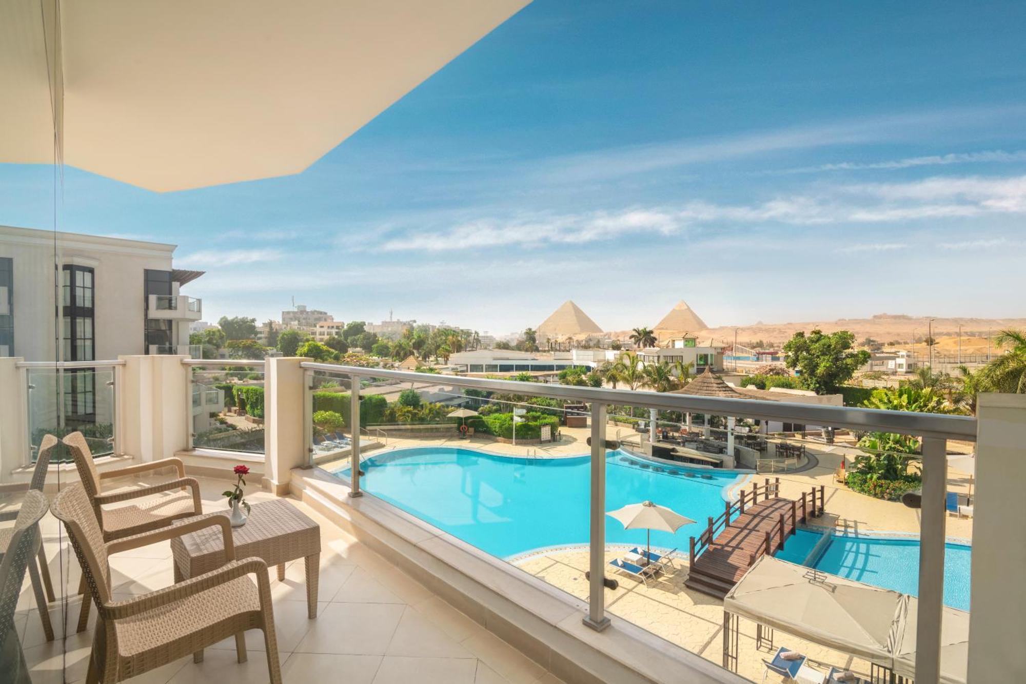 Steigenberger Pyramids Cairo Hotel Al Kawm al Akhdar Buitenkant foto The pyramids from the hotel