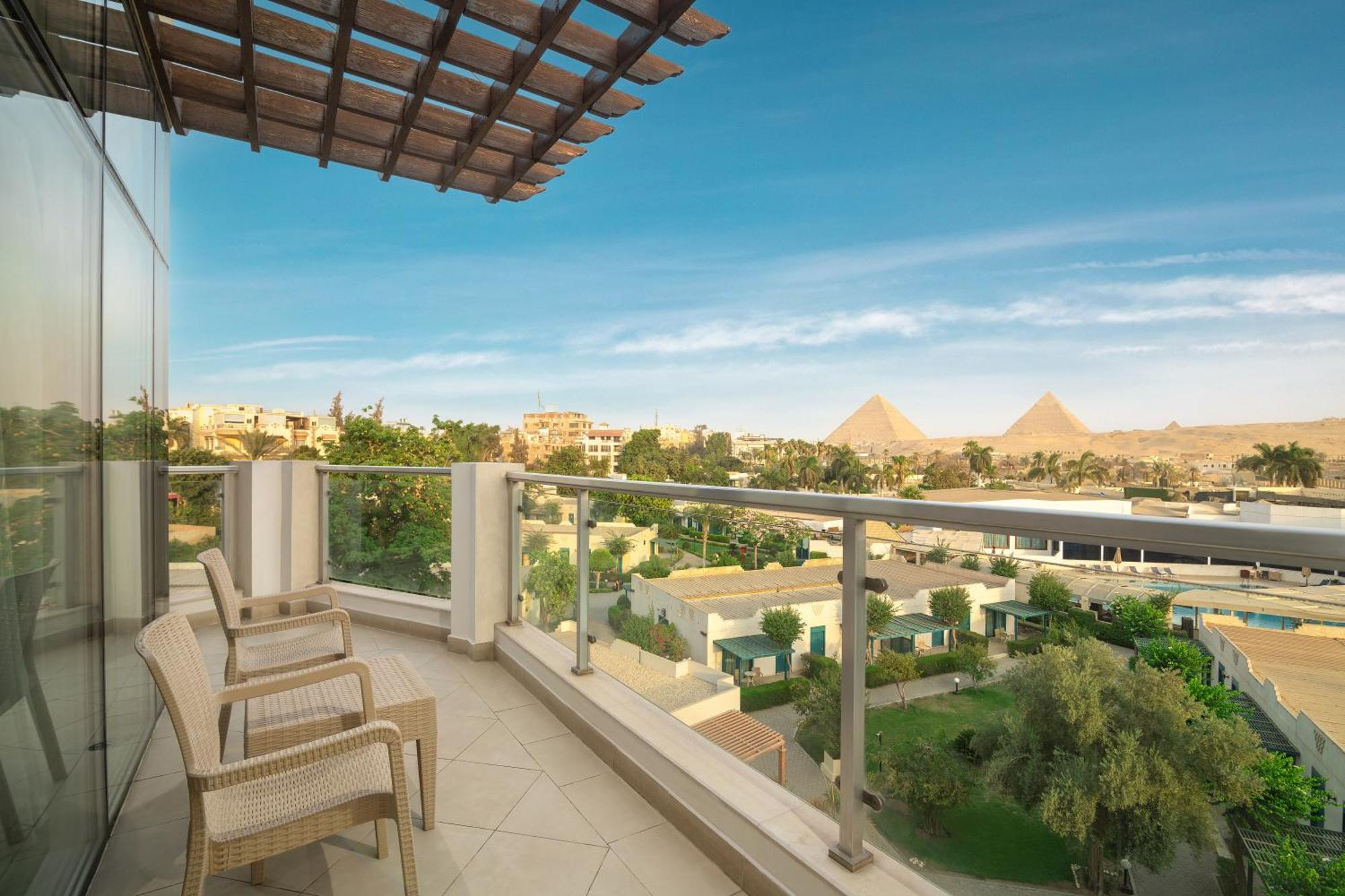Steigenberger Pyramids Cairo Hotel Al Kawm al Akhdar Buitenkant foto View of the pyramids from the hotel