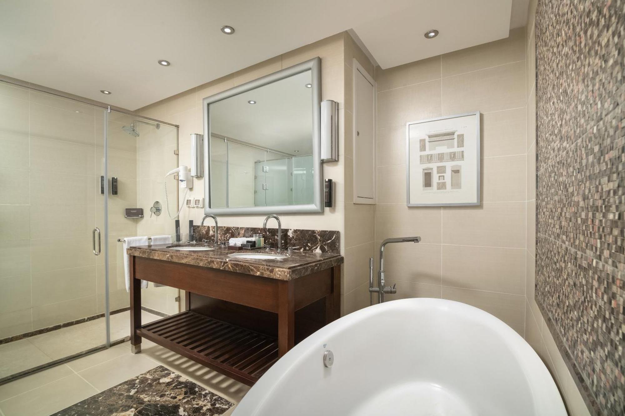 Steigenberger Pyramids Cairo Hotel Al Kawm al Akhdar Buitenkant foto Bathroom