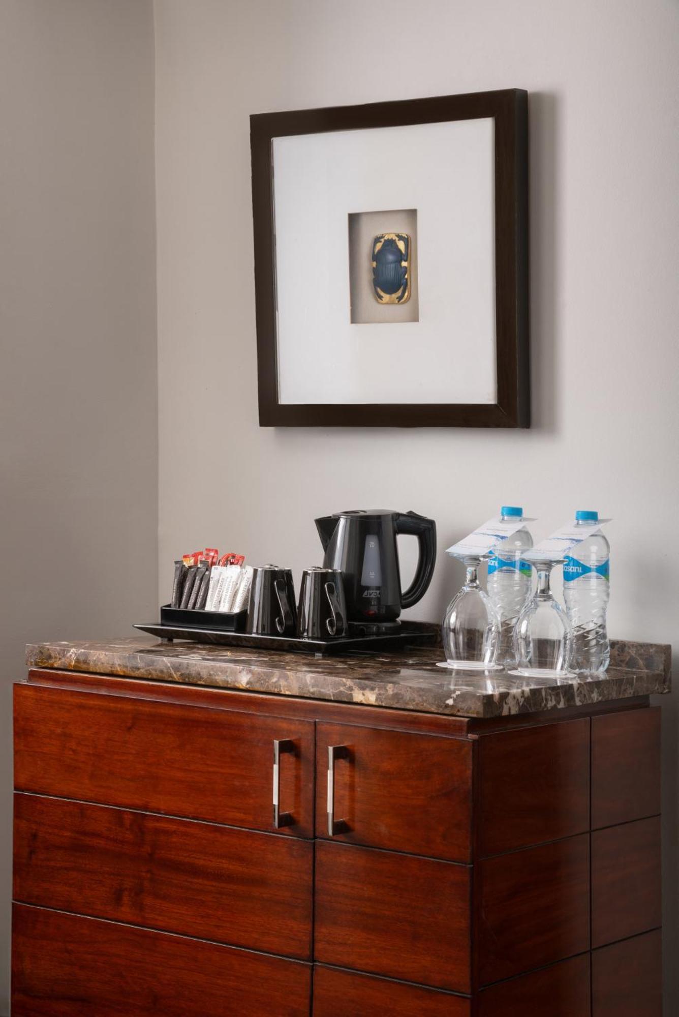 Steigenberger Pyramids Cairo Hotel Al Kawm al Akhdar Buitenkant foto A kettle in a hotel room