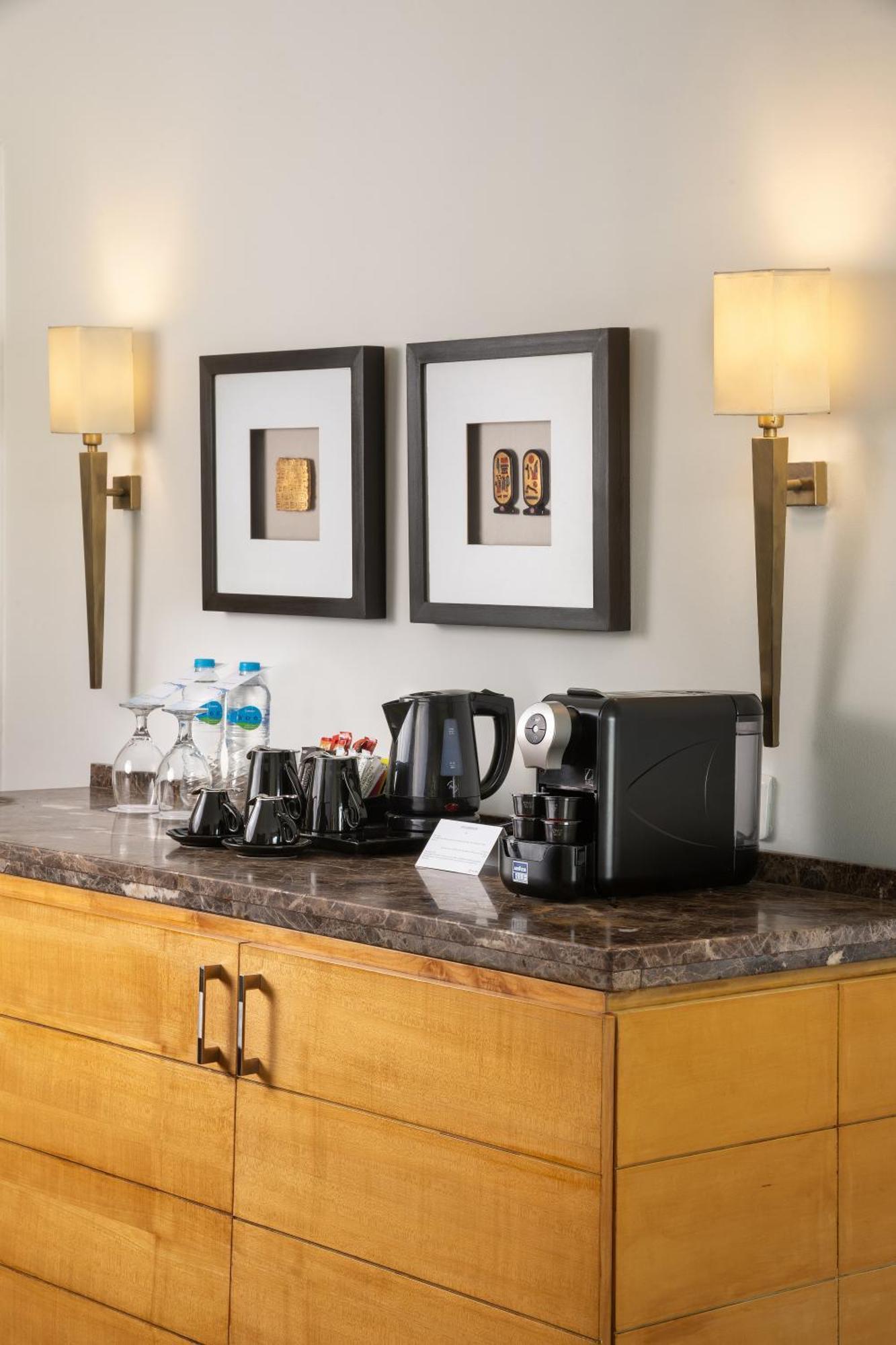 Steigenberger Pyramids Cairo Hotel Al Kawm al Akhdar Buitenkant foto A Nespresso machine in a hotel room