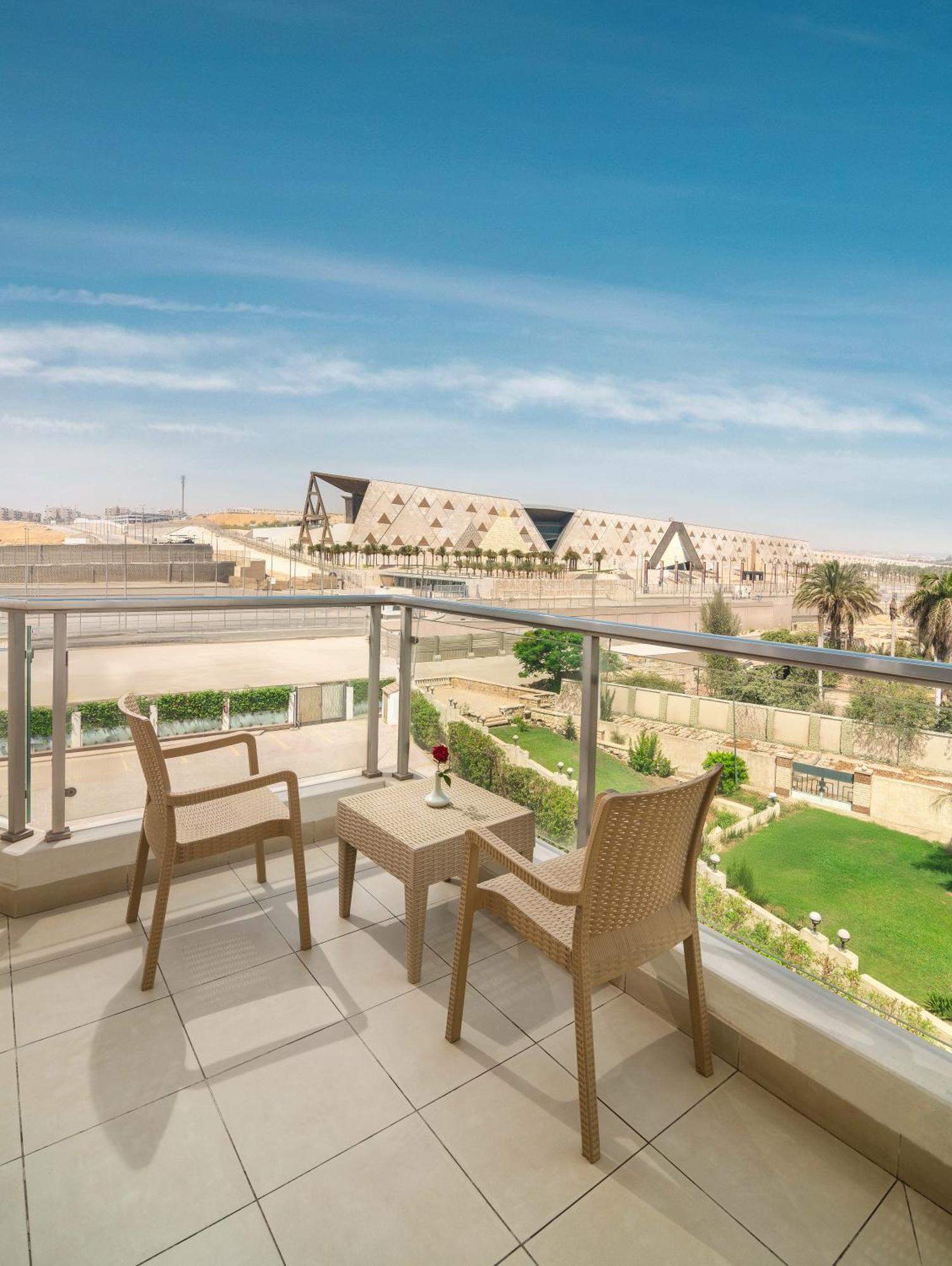 Steigenberger Pyramids Cairo Hotel Al Kawm al Akhdar Buitenkant foto View from the hotel