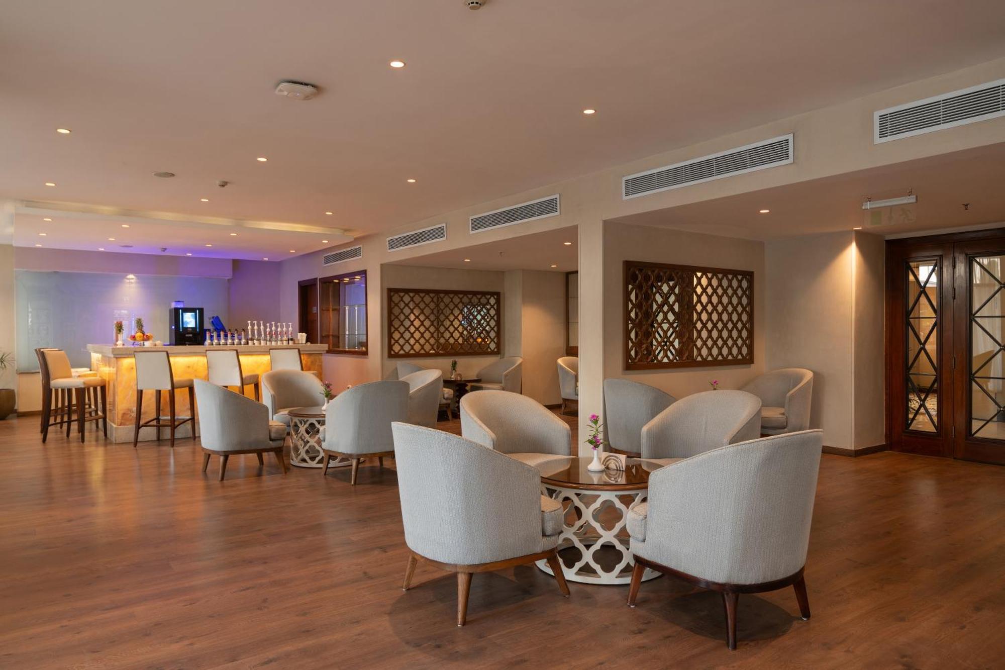 Steigenberger Pyramids Cairo Hotel Al Kawm al Akhdar Buitenkant foto The lounge at Male International Airport