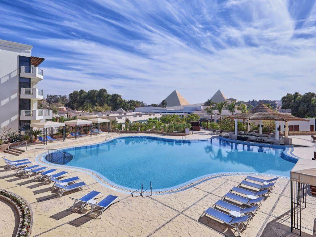 Steigenberger Pyramids Cairo Hotel Al Kawm al Akhdar Buitenkant foto The pyramids from the Hilton Pyramids Hotel