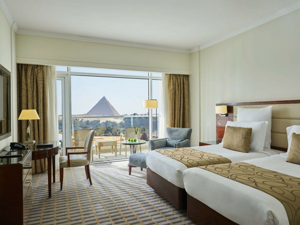Steigenberger Pyramids Cairo Hotel Al Kawm al Akhdar Buitenkant foto A room at the Grand Pyramids Hotel